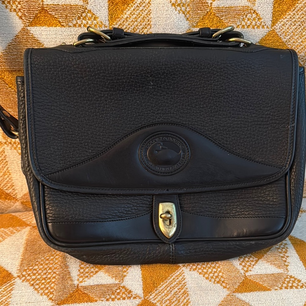 Dooney & Bourke Black Messenger Bag with Structured Elegance